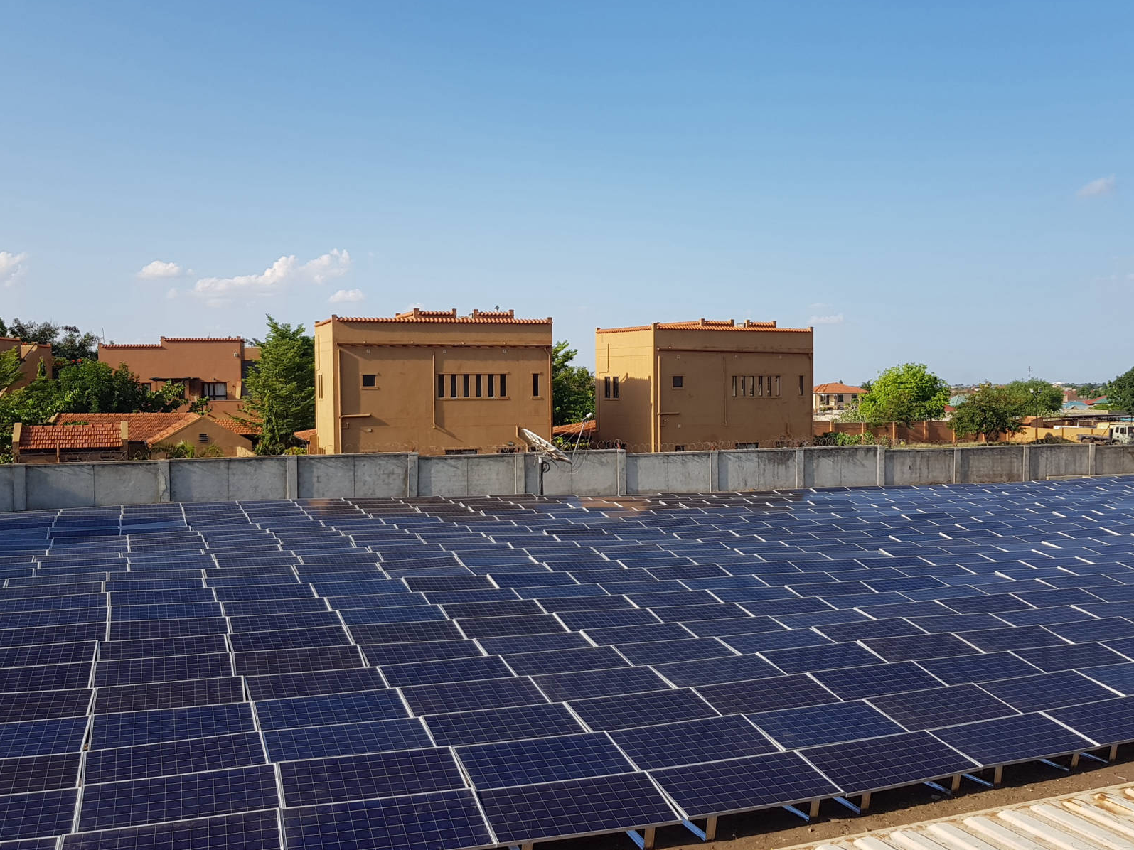 240 kW + 290 kWh off-grid solar-diesel hybrid plant at housing and office compound | South Sudan